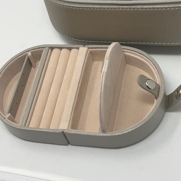 NIB Wolf Heritage zippered jewelry box/travel case - Picture 3 of 10